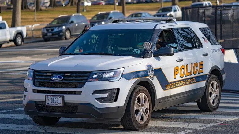 Man carrying machete and knives stopped at US Capitol