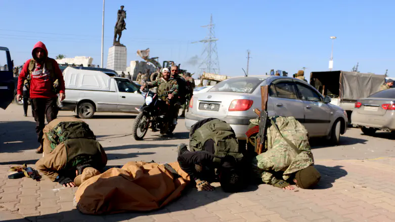 Syria: Dozens dead in clashes between regime forces and Assad loyalists