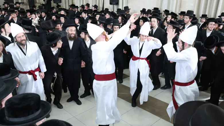 Torah scroll for the Temple Mount entrusted to Karlin yeshiva