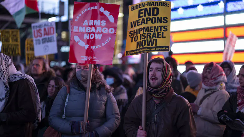 New York: Hundreds hail 'Palestinian resistance' at rally in Times Square