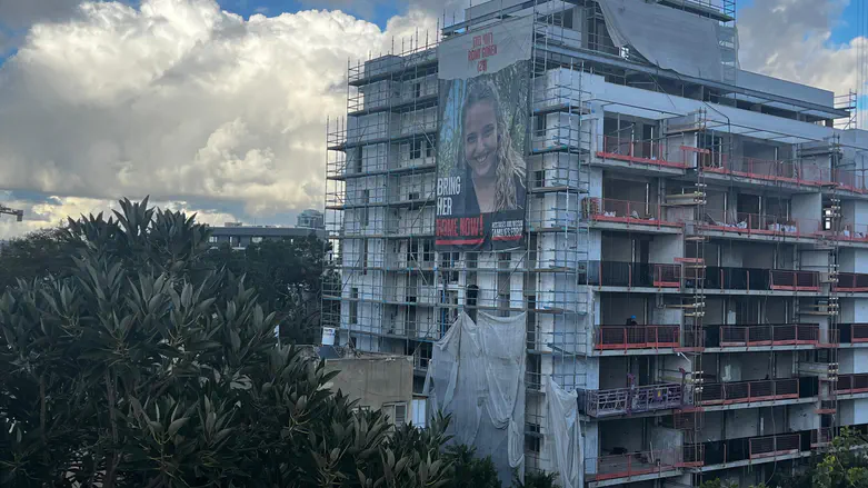 After her return: Sign with picture of Romi Gonen taken down in Tel Aviv