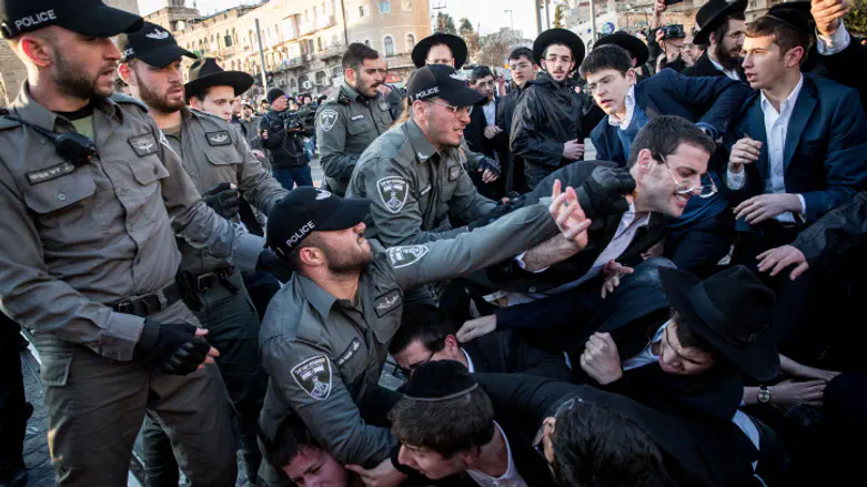 Haredi extremists block road to protest honoring of haredi soldiers in Jerusalem