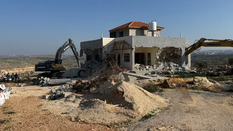 Near Rosh Ha'ayin: Villa built on firing zone destroyed