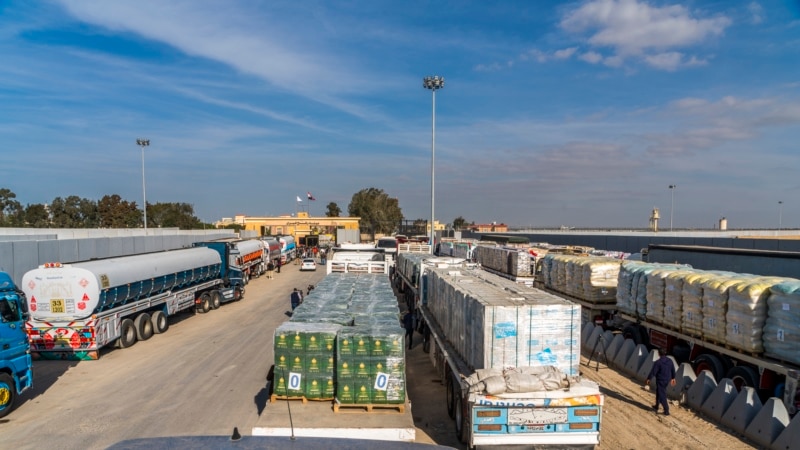 Hundreds of trucks deliver aid from Egypt to Gaza as ceasefire holds