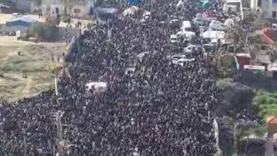 Crowds of Gazans gather at passages waiting to return to northern areas