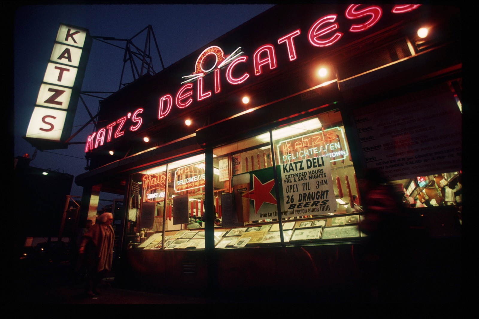 Billy Crystal and Meg Ryan reunite at Katz’s Deli for Super Bowl ad