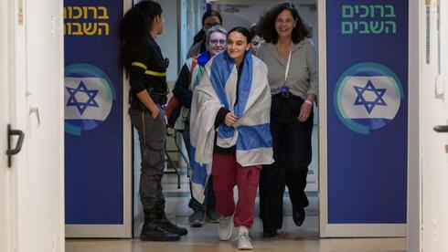 How did the Israel Police prepare for the return of three female hostages?