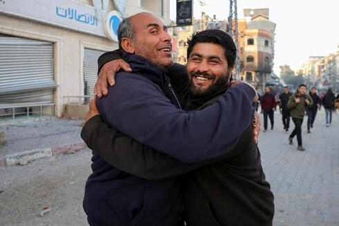 Despite delay in cease-fire, Gazans celebrate truce