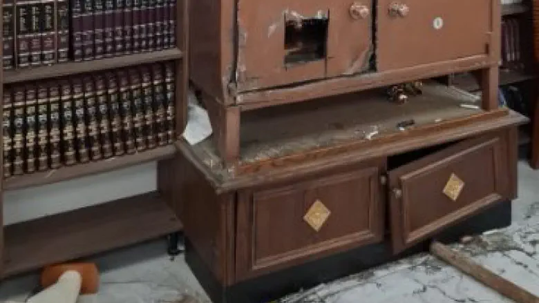 Indictment: Suspect desecrated Torah scroll, plundered charity box