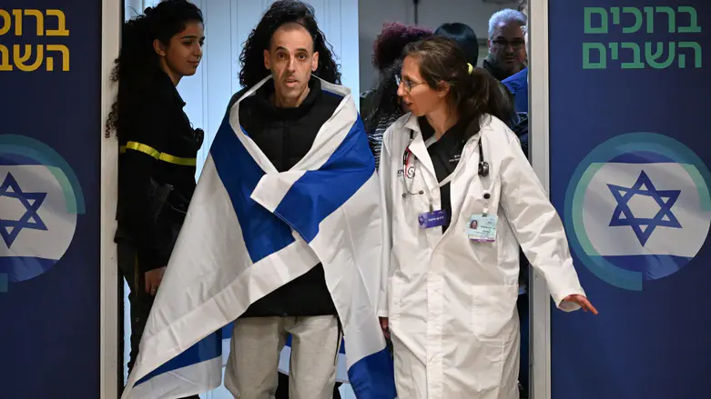 Watch: Eli Sharabi arrives at hospital, wrapped in Israeli flag