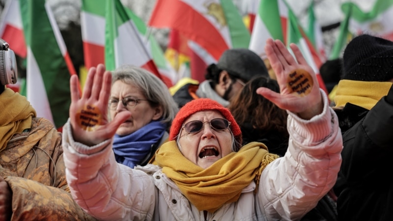 Emboldened by Trump, Iranian dissidents demand overthrow of rulers