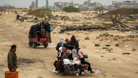 AFP Displaced Palestinians make their way from Nuseirat refugee camp to Gaza City a day after the withdrawal of Israeli forces, during a ceasefire between Israel and Hamas (10 February 2025)