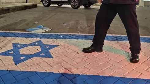 Jordanian official paints Israeli flag on ground in front of offices: ‘Everyone who e