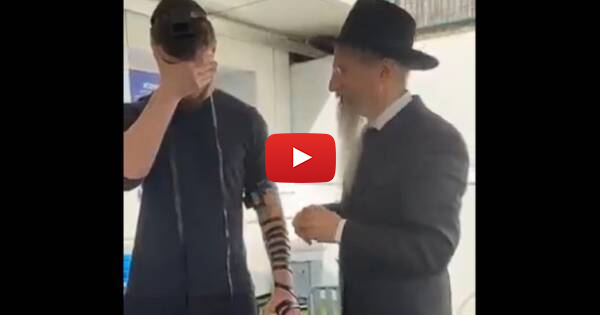 WATCH: Former Hostage Dons Tefillin for the First Time Following His Release