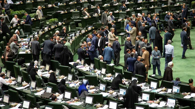 Iranian lawmakers impeach Finance Minister as rial plummets