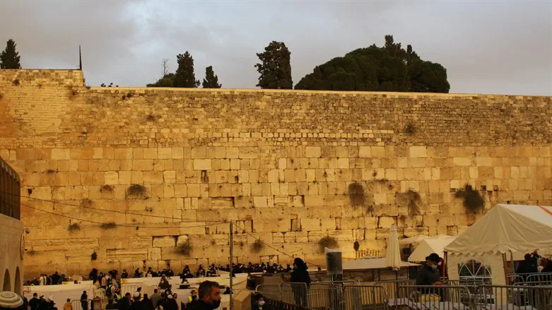 Chief Rabbis demand: Return Western Wall stones to Jerusalem