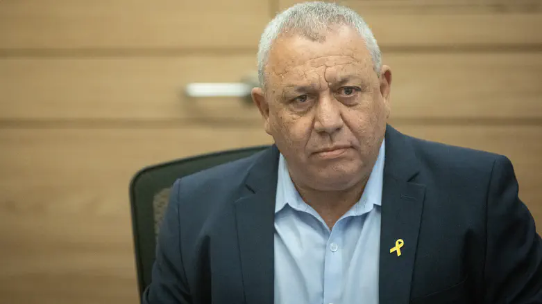 Gadi Eisenkot moves to block Bennett's return to Knesset