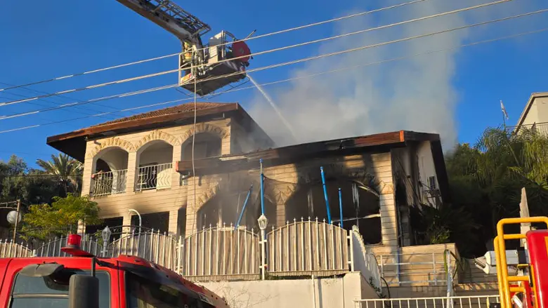 Fire in Tiberias: Families seen jumping from rooftops