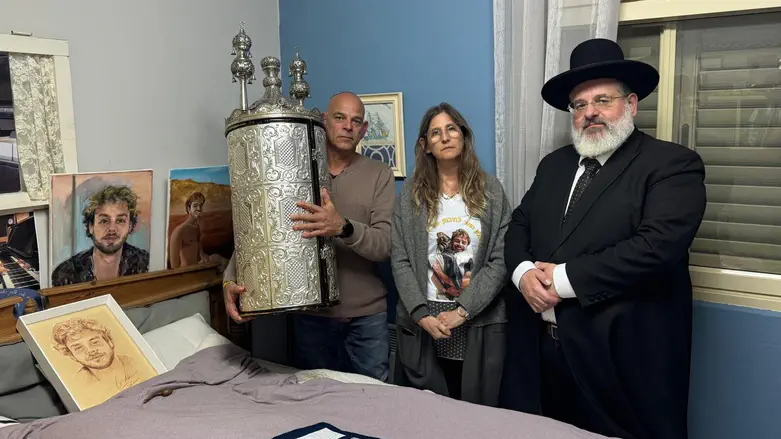 Watch: Torah scroll brought to hostage Alon Ohel's room