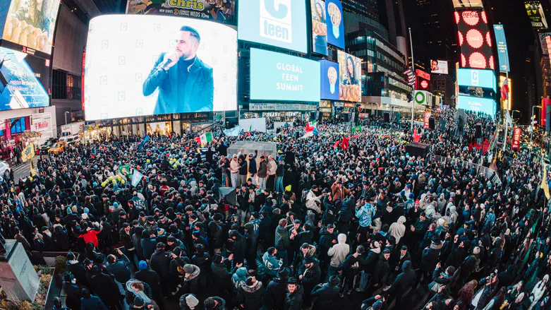 Jewish teens fill Times Square with unapologetic Jewish pride and practice