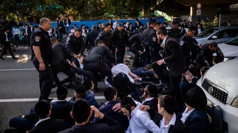 Haredim block main highway after arrest of non-haredi draft dodger