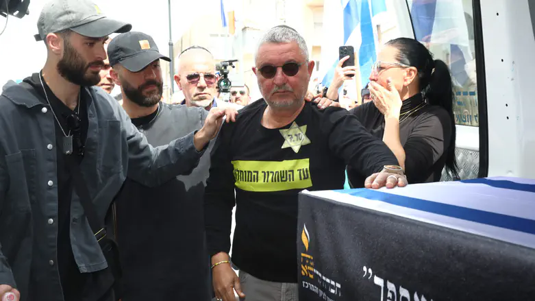 Thousands at the roadsides: Funeral for murdered hostage Itzik Elgarat commences