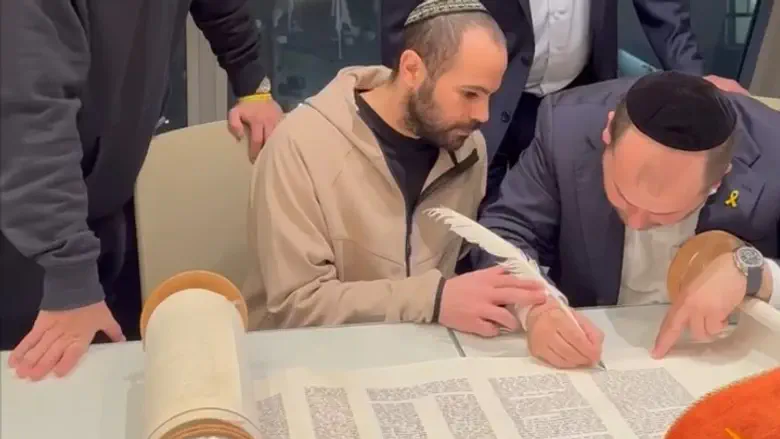 Moving footage: Yarden Bibas dedicates Torah scroll in memory of his family