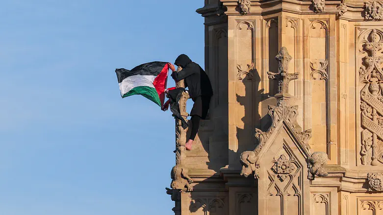 London: Man who scaled Big Ben with PLO flag descends after 16 hours