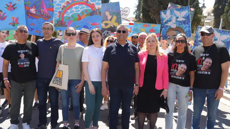 Captivity survivor Karina Ariev leads Jerusalem Purim parade