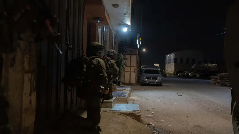 3 suspects arrested, weapons seized in raid in Shechem