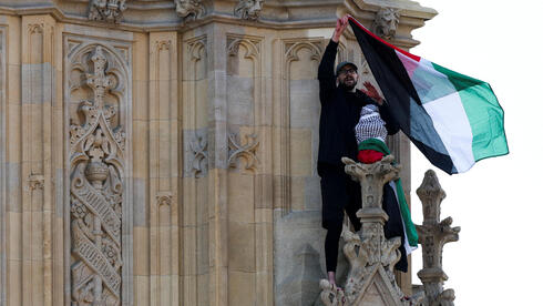 Man who climbed London’s Big Ben to support Palestinians comes down after 16 hours, i