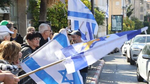 Israelis line roads honoring funeral procession for slain hostage Shlomo Mansour, old