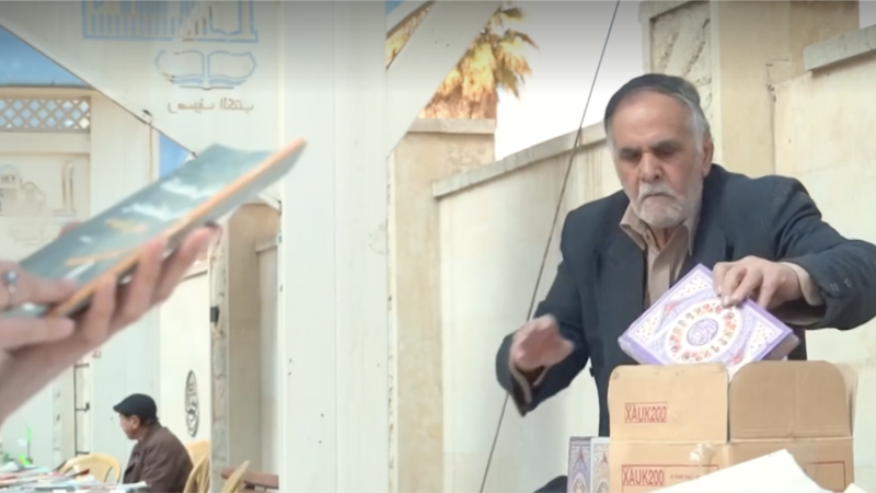 Elderly man in Mosul gives away books to encourage reading 