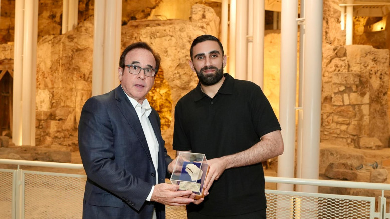 שורד השבי שגב כלפון קיבל שריד עתיק שנמצא בחפירות הארכיאולוגיות מתחת לרחבת הכותל 