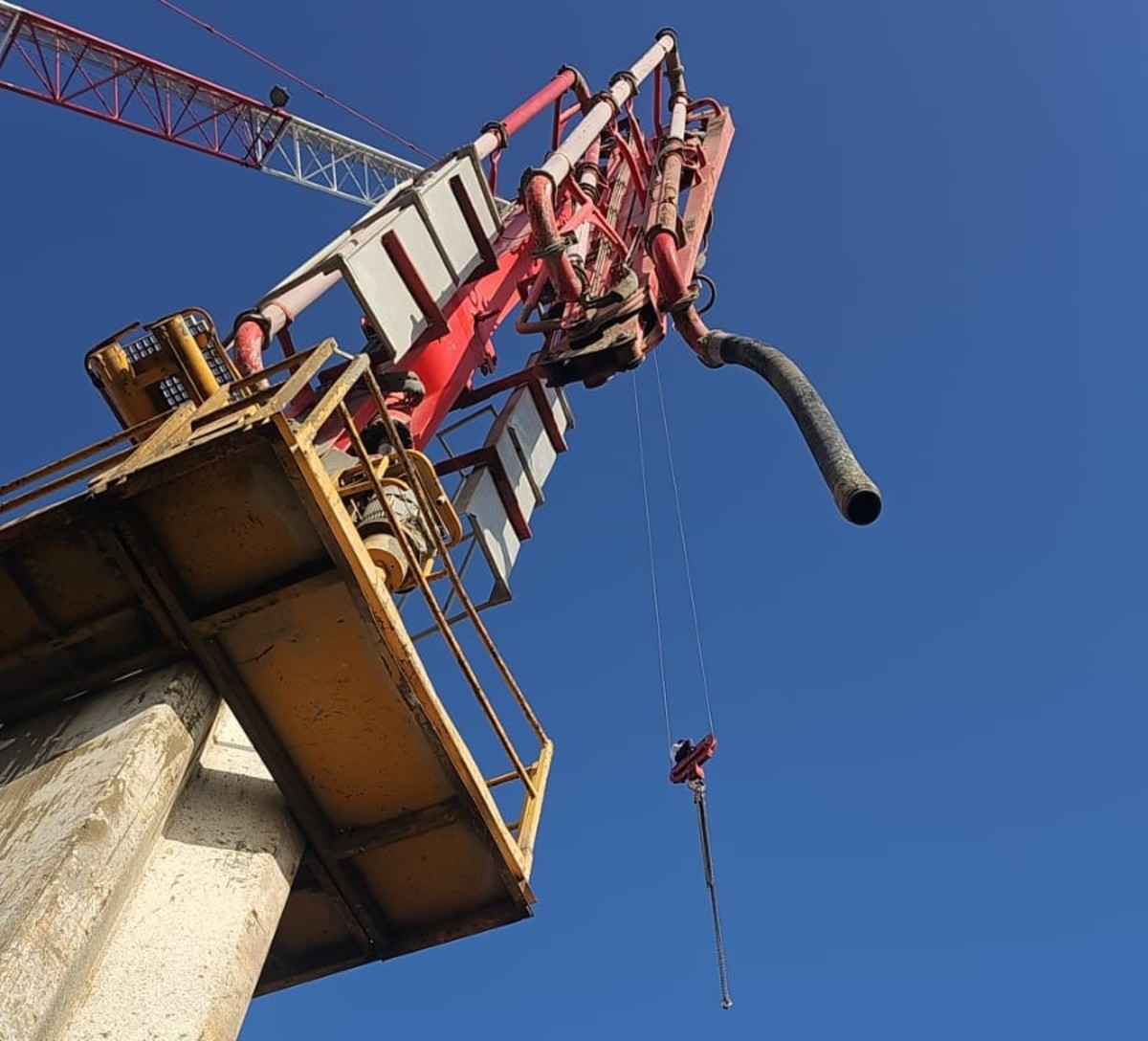 סוף לקונדס: הנער שנלכד על העגורן בגובה רב בירושלים ​חולץ בשלום