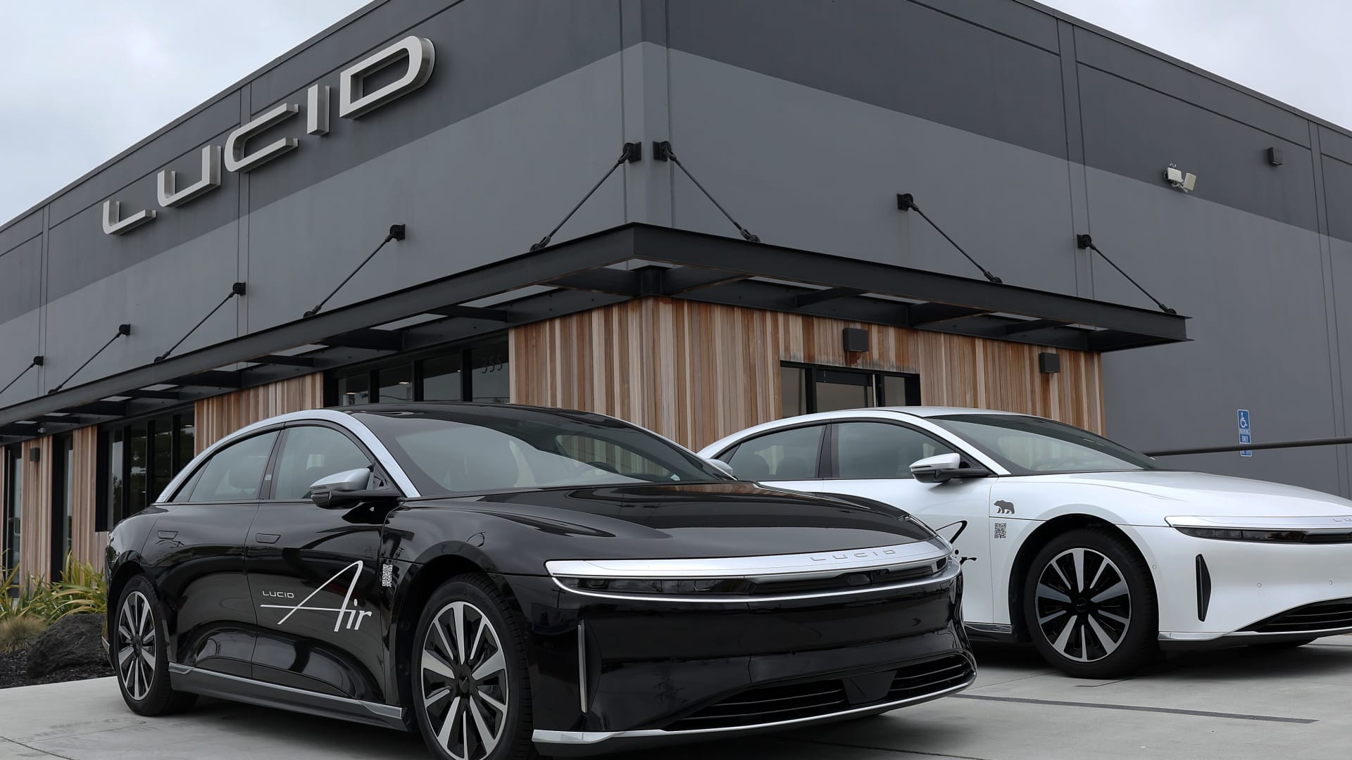 EV makers Rivian, Lucid face challenges amid Q3 results EV makers Rivian, Lucid face challenges amid Q3 results
