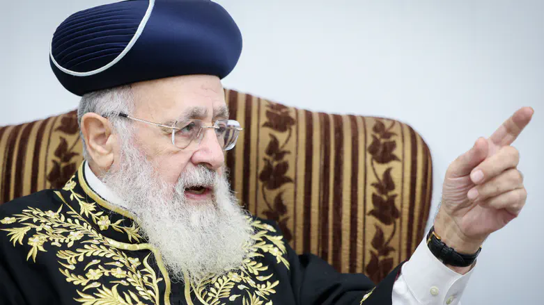 אחרי שביקר את ש”ס: הרב יצחק יוסף מביע תמיכה בחוק הגיוס