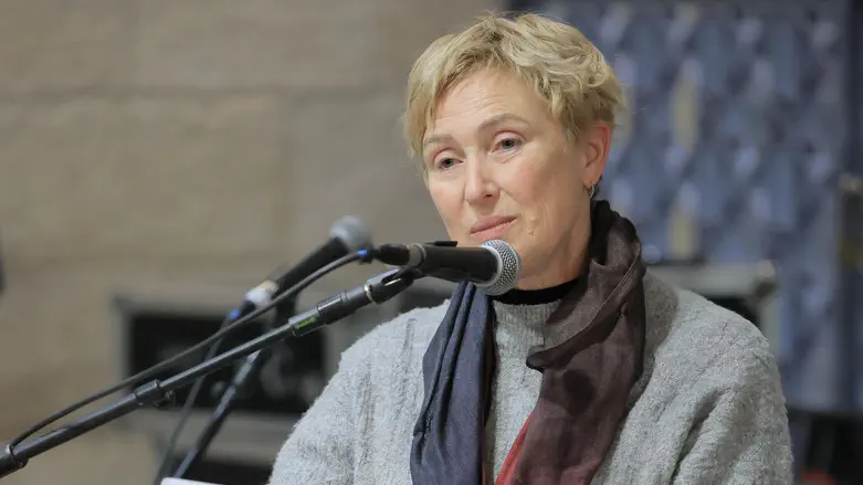 “כבוד לצרחות ולניבולי פה”: איריס חיים יוצאת נגד הענקת תואר ד”ר לעינב צנגואקר