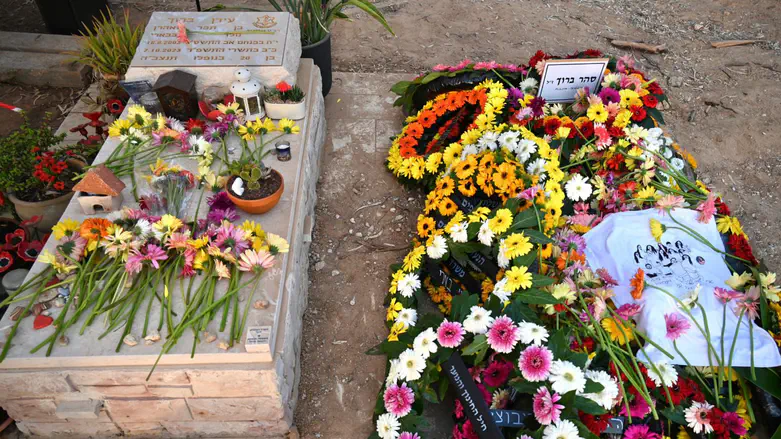 סהר ברוך נקבר ליד אחיו שאותו ניסה להציל: “סוף סוף הוחזרת הביתה” סהר ברוך נקבר ליד אחיו שאותו ניסה להציל: “סוף סוף הוחזרת הביתה”