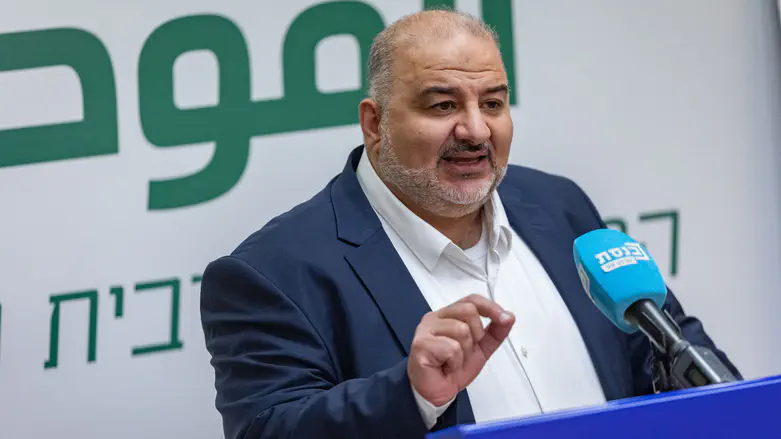 מנסור עבאס: “לא תומך פומבית בהשמדת חמאס מחשש לביטחוני”