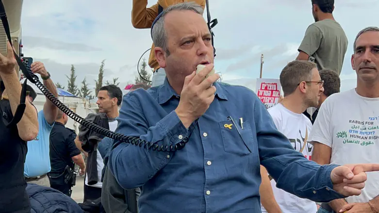 200 אנרכיסטים ופעילי שמאל קיצוני חוסמים את כביש חוצה שומרון