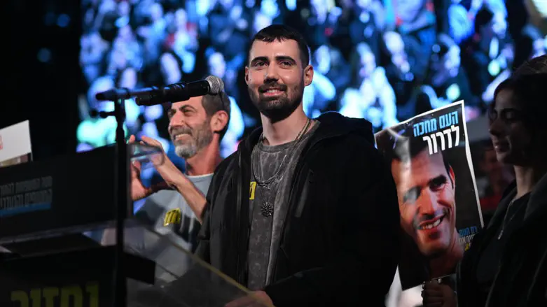 גיא גלבוע דלאל בנאום ראשון: “נחשפתי לכיכר מעזה. נתתם לי תקווה וכוח” גיא גלבוע דלאל בנאום ראשון: “נחשפתי לכיכר מעזה. נתתם לי תקווה וכוח”