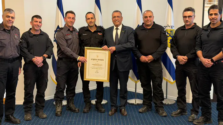 ירושלים: מחלצי הנער מהעגורן קיבלו תעודת הוקרה