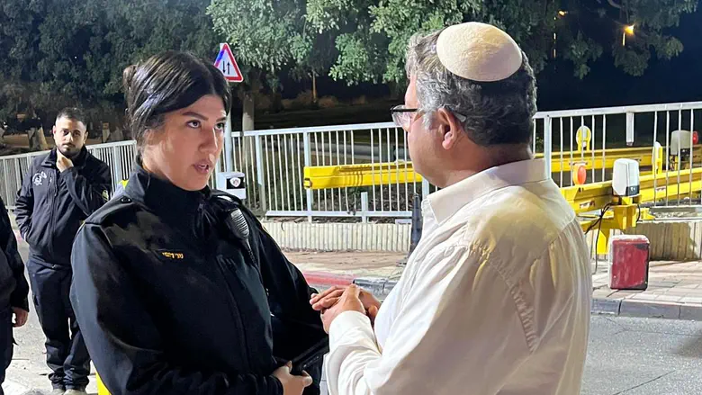 “נחישות ופעילות בלתי פוסקת”: בן גביר בביקורת פתע בלקייה ובתל שבע