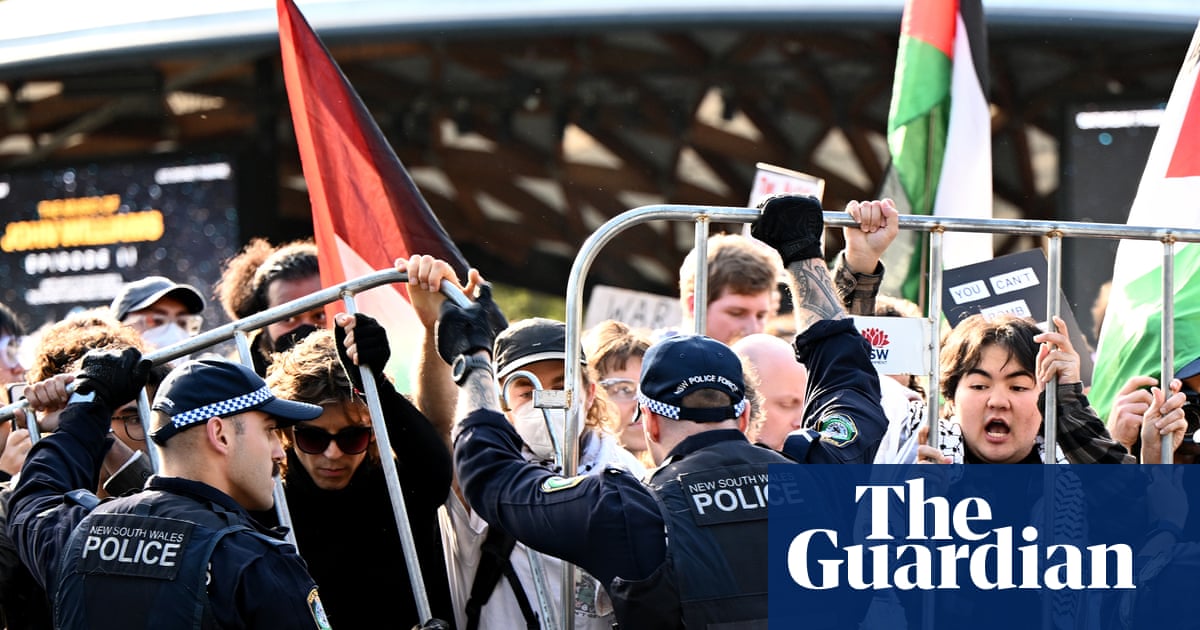 Ten arrested as police pepper spray protesters who tried to blockade Sydney weapons expo | Israel