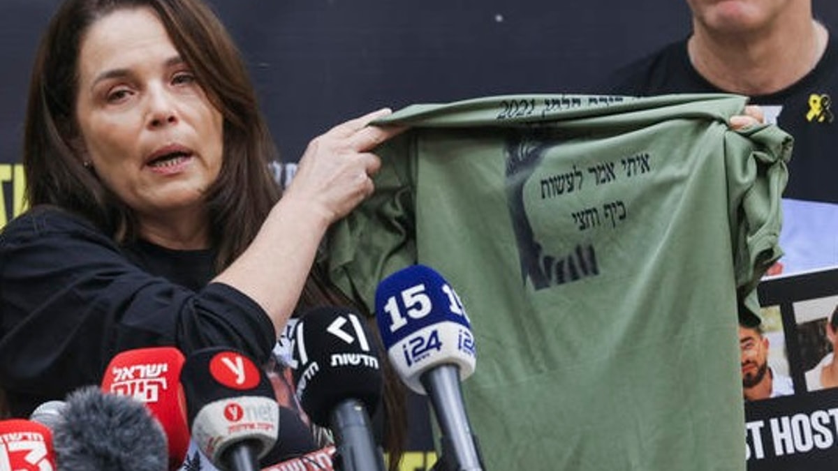 איתי חן: משפחתו מציגה את החולצה שאיתה הוחזר מעזה