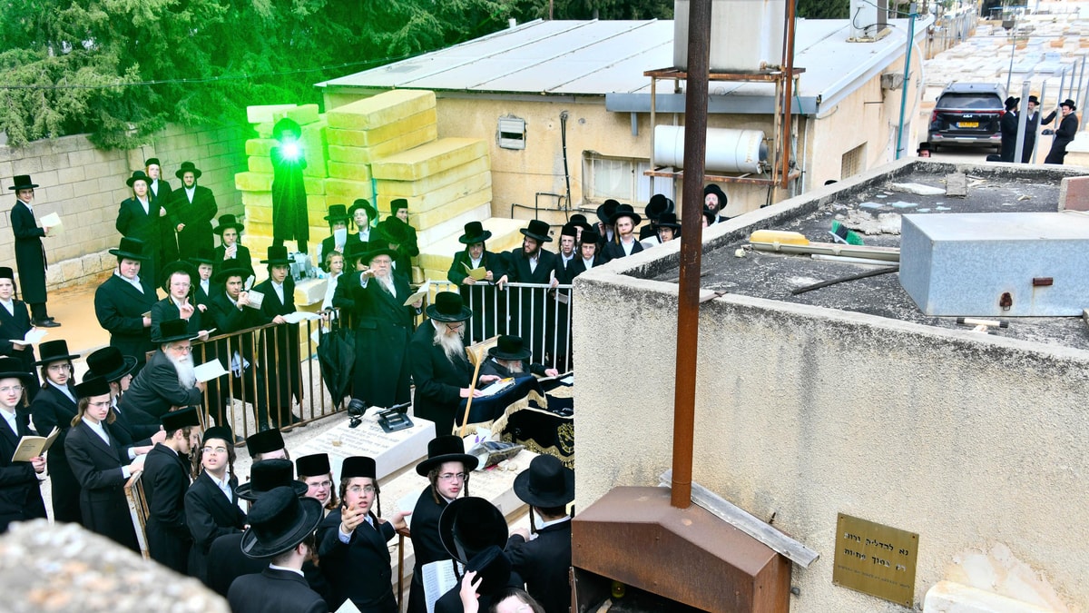 חסידים מסנוורים צלם בלייזרים: תיעוד תפילת האדמו”ר מטשערנוביל