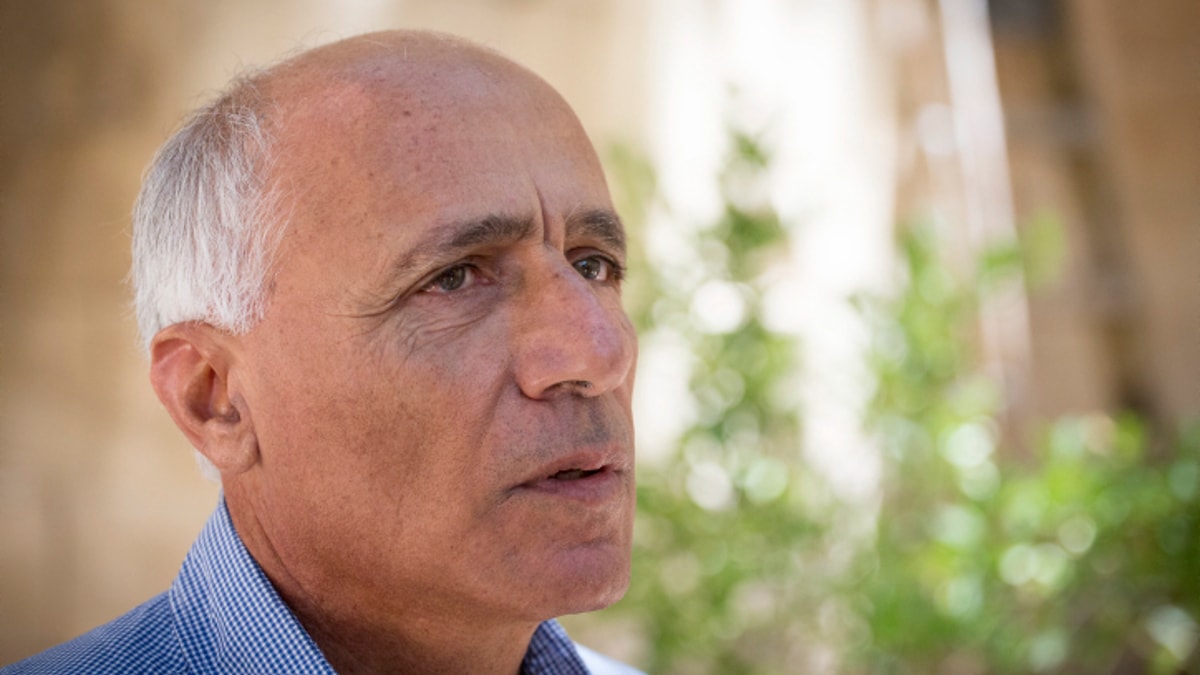 כך נשבר הבידוד: עו”ד הגניב ויסקי ומצלמה לתא של מרגל האטום | תיעוד כך נשבר הבידוד: עו”ד הגניב ויסקי ומצלמה לתא של מרגל האטום | תיעוד