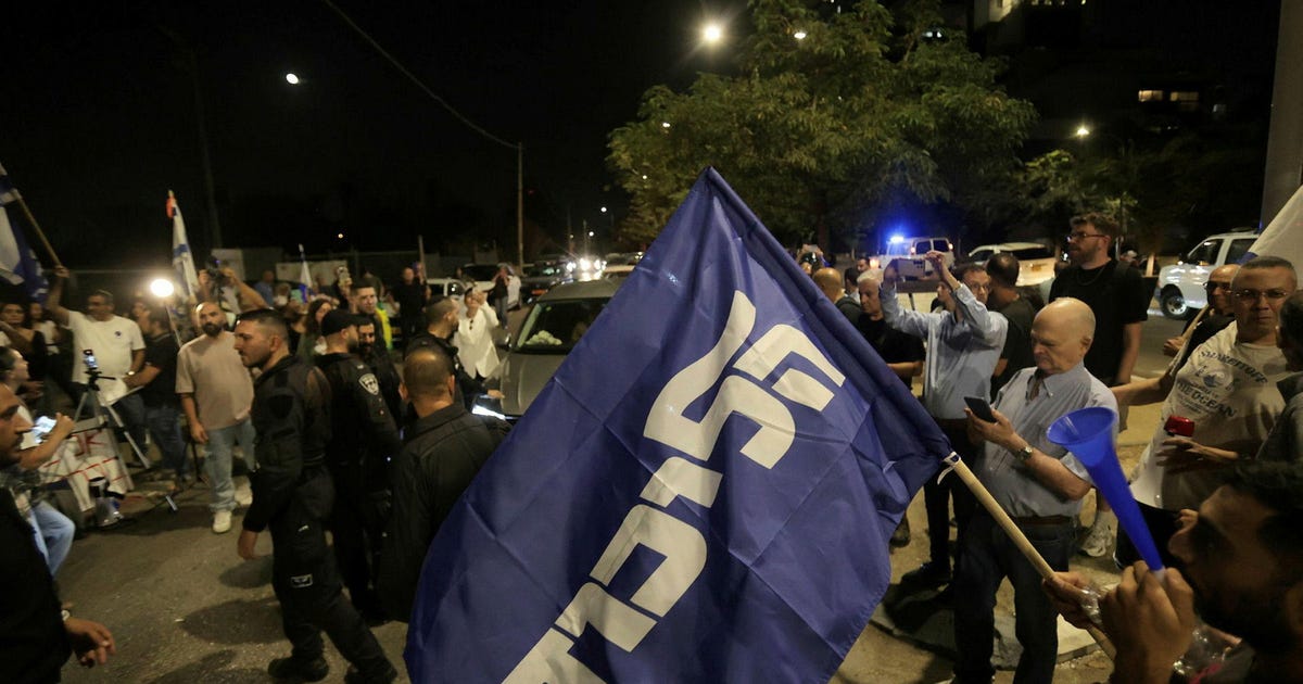 עשרות מפגינים מחו מול ביתה של הפצ”רית לאחר שחרורה למעצר בית – משפט ופלילים עשרות מפגינים מחו מול ביתה של הפצ”רית לאחר שחרורה למעצר בית – משפט ופלילים