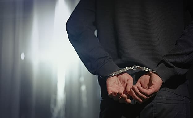 איש תקשורת בכיר נחקר בחשד לעבירות מין